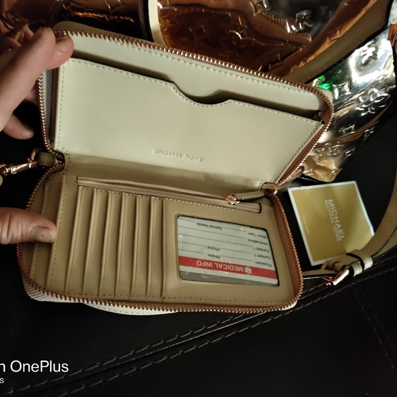 Gold Michael Kors purse w/matching wallet - Picture 5 of 6